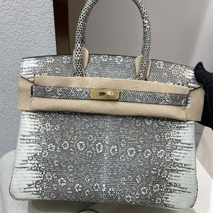 Meet your Posher, Devin